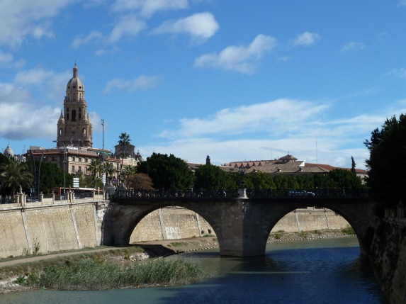 El Puente Viejo, construído sobre el río Segura en el siglo XVIII